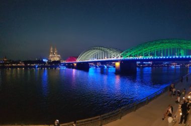 Köln bei Nacht mit Kölner Dom und der Hohenzollernbrücke