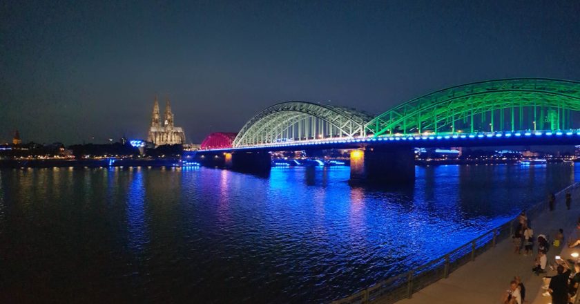 Köln bei Nacht mit Kölner Dom und der Hohenzollernbrücke