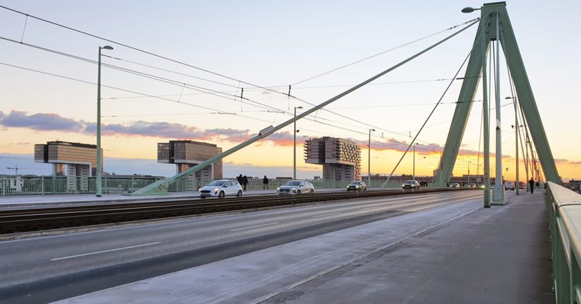 Die Kranhäuser in Köln von der Severinsbrücke