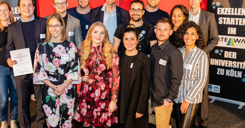 Gruppenbild mit Jury und Gewinnerteams Bildnachweis: GATEWAY/Simon Hecht