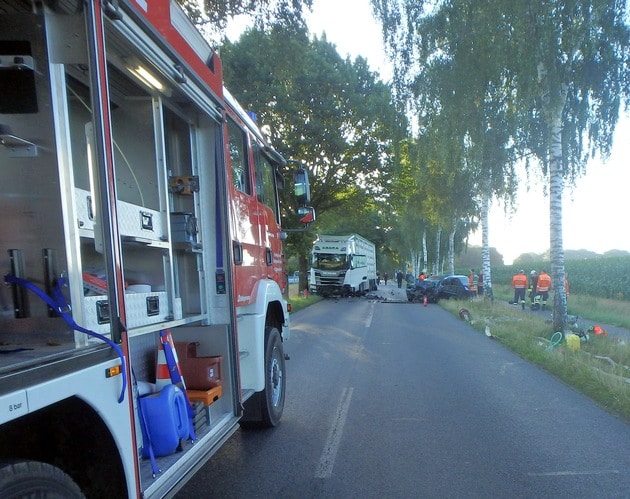 tödlicher Unfall Rotenburg, ++ 29-jähriger Autofahrer stirbt bei Zusammenstoß mit Viehtransporter ++, City-News.de