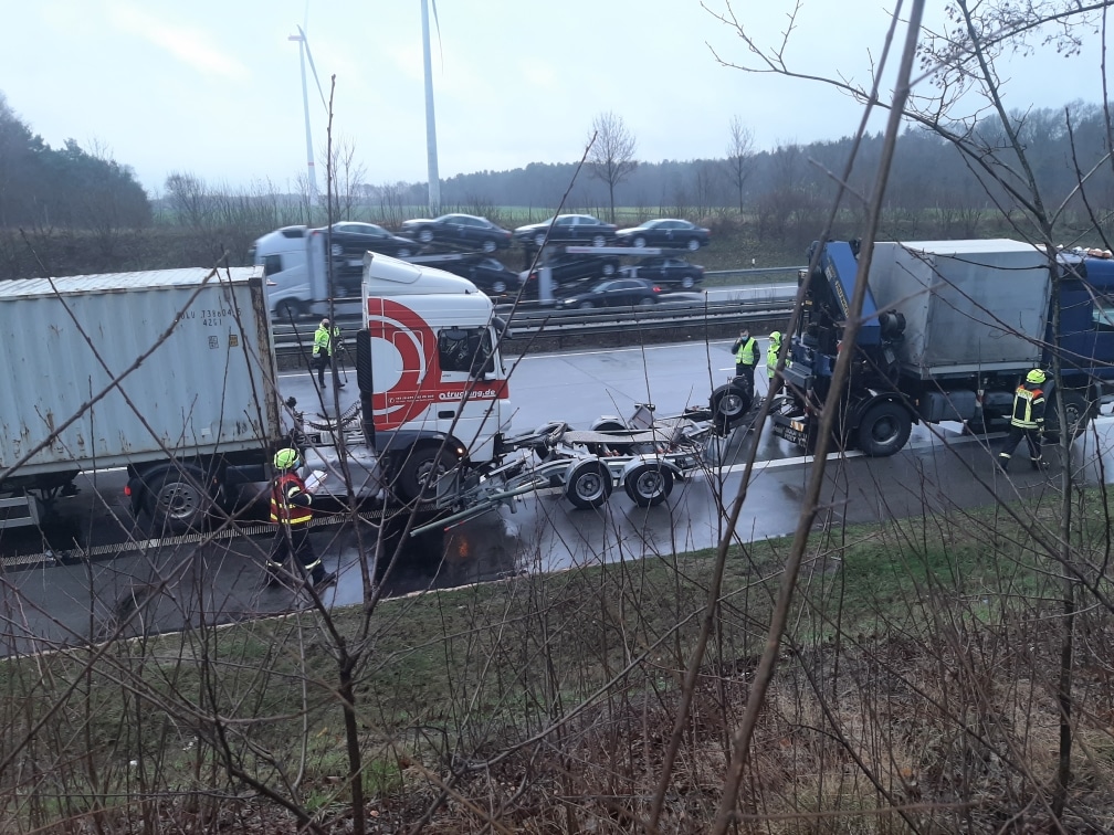 unfall a1, Schwerer Unfall mit Todesfolge BAB 1 stundenlang in Richtung Bremen gesperrt, City-News.de
