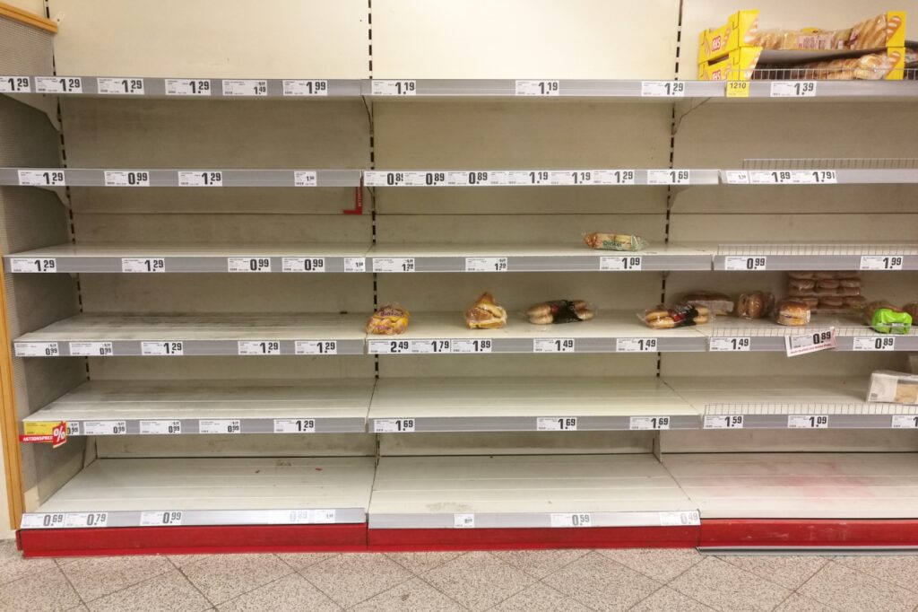 AUf dem Foto sehen Sie fast leere Regale im Supermarkt