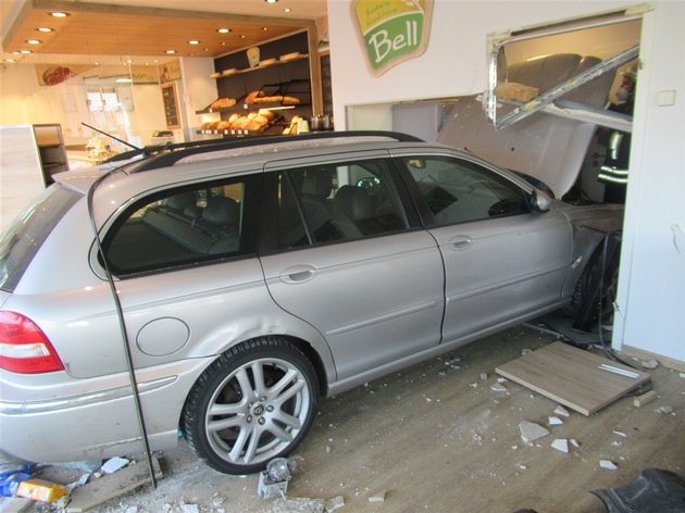 dahkem auto bäckerei, Pkw durchbricht Gebäudefront und steht plötztlich in einer Bäckerei, City-News.de