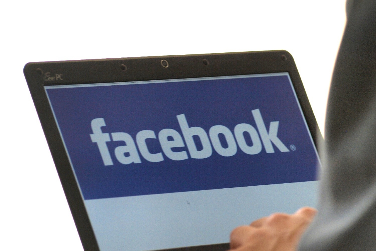 Facebook-Nutzer am Computer (Archiv)