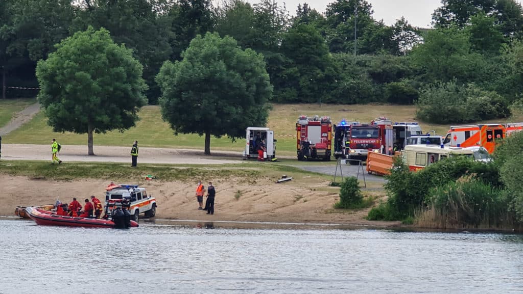 Rettungkräfte in Troisdorf Rotter See bei der Suche nach dem 26-Jährigen