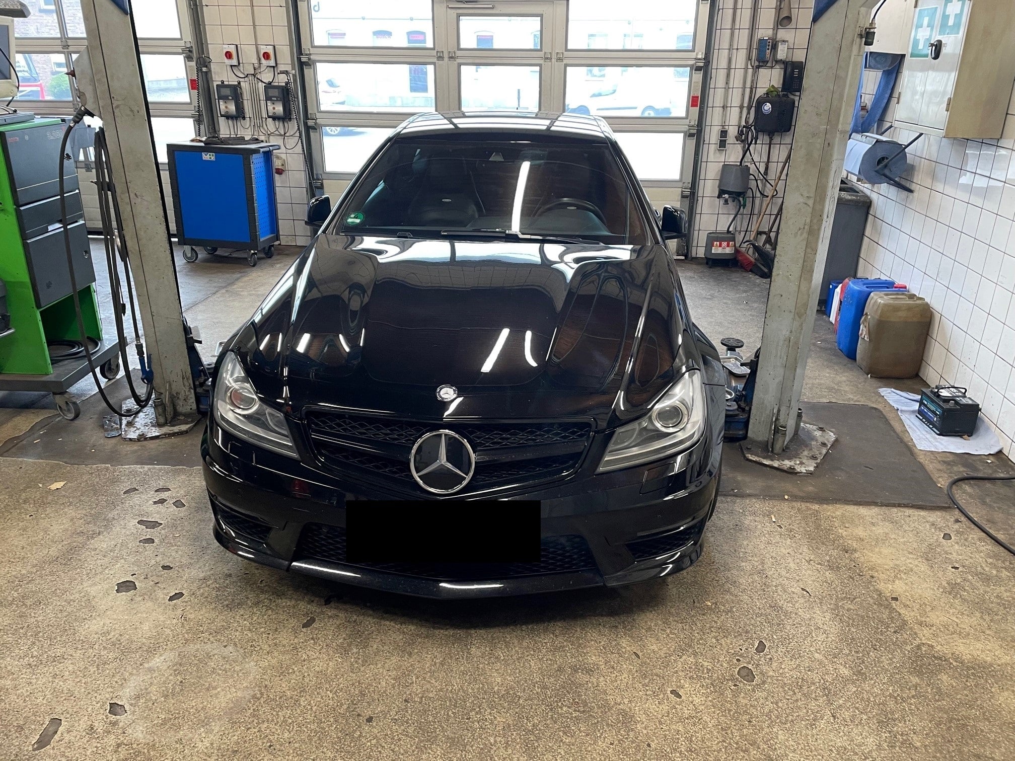 Mercedes AMG in einer Werkstatt mit Hebebühne 