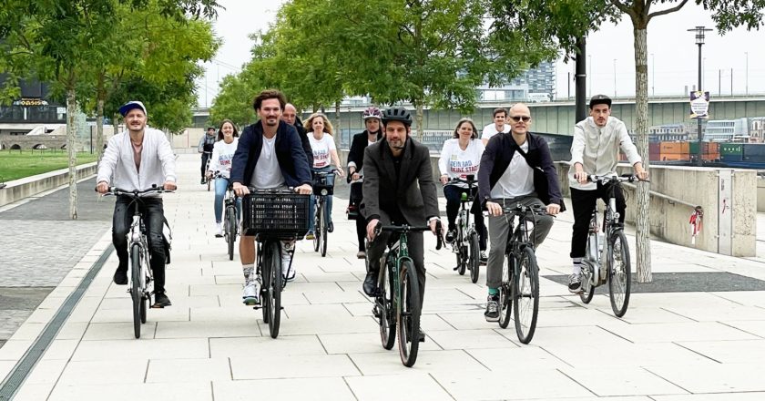 Dezernent William Wolfgramm (Mitte), die Band Cat Ballou und städtische Mitarbeitende, die am Stadtradeln teilnehmen