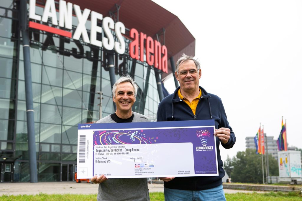 Stephan Baeck und Klaus Zander, die Basketball-Botschafter der Sportstadt Köln, halten die ersten Day Tickets in Händen und blicken voller Vorfreude auf die FIBA EuroBasket 2022 in der LANXESS arena