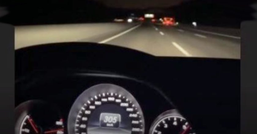 Das Foto zeigt den Tachostand von 305kmh aus dem erwähnten Selfie-Video aus dem Mercedes AMG C-Klasse