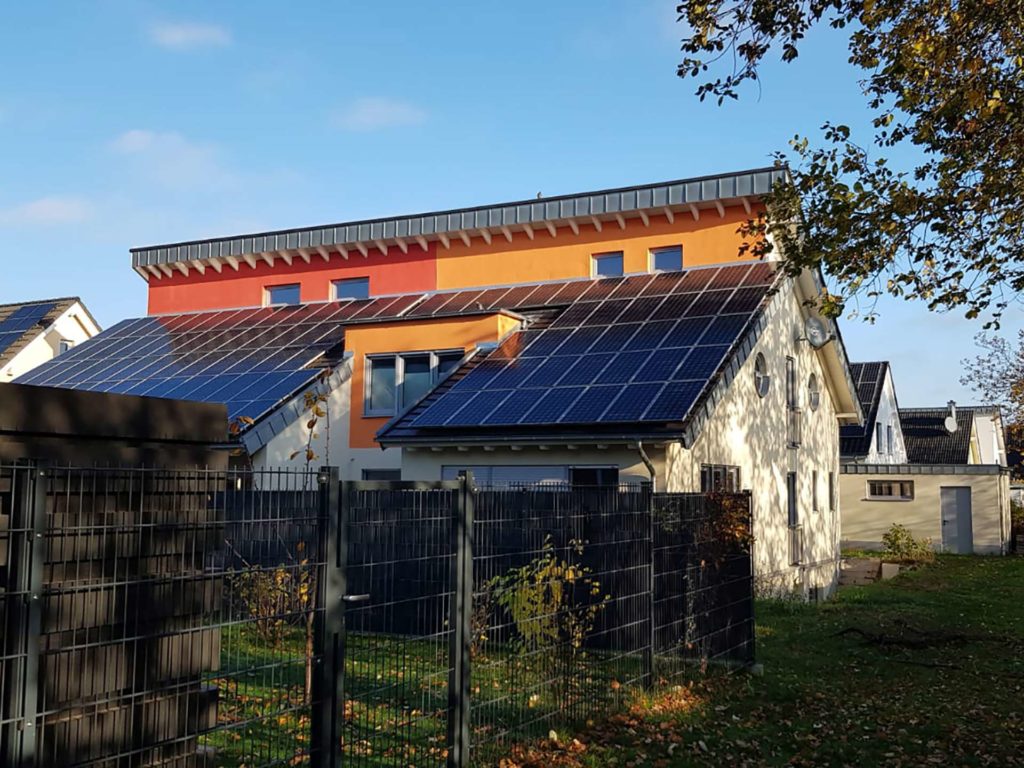 Haus mit Solaranlage auf dem Dach