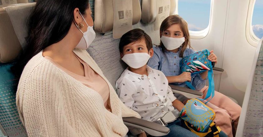Familie im Flugzeug nach Dubai