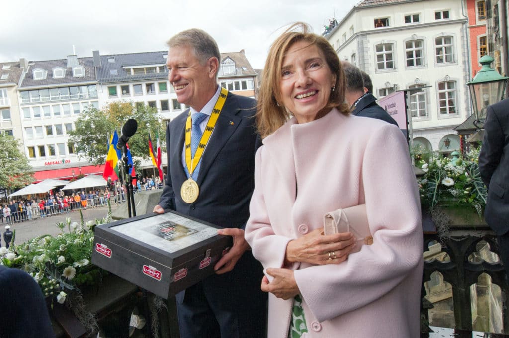 Süßes Souvenir aus Aachen: Klaus Iohannis, neuer Karlspreisträger und rumänischer Staatspräsident, und seine Frau Carmen.
