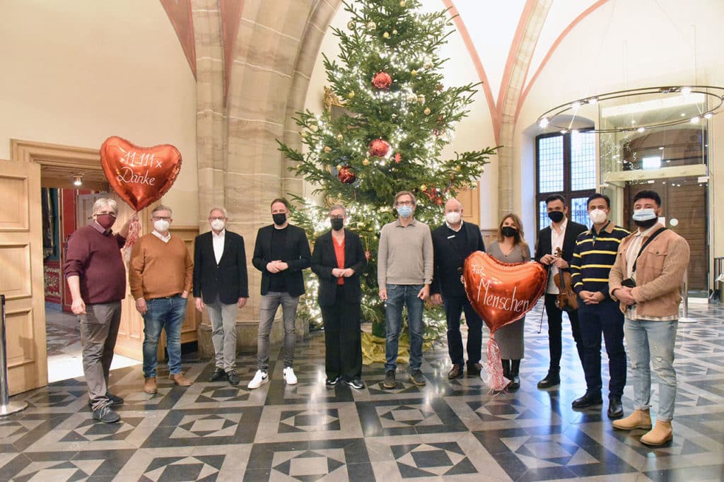 11.111 mal Danke: Im Beisein der Schirmherrin Oberbürgermeisterin Sibylle Keupen (5. v.l.) und einiger Spender überreicht Hand in Hand Initiator Markus Jussen (4. v.l.) 11.111 Euro Spenden an soziale Einrichtungen.