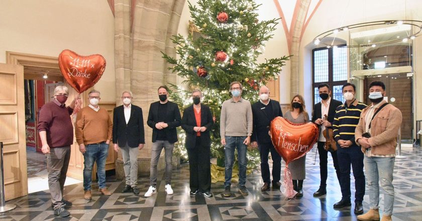 11.111 mal Danke: Im Beisein der Schirmherrin Oberbürgermeisterin Sibylle Keupen (5. v.l.) und einiger Spender überreicht Hand in Hand Initiator Markus Jussen (4. v.l.) 11.111 Euro Spenden an soziale Einrichtungen.