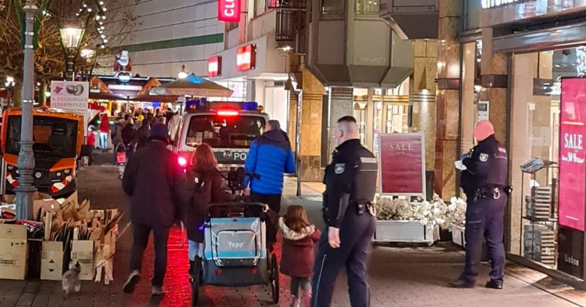 Corona Demo in Siegburg mit Kindern und Polizisten