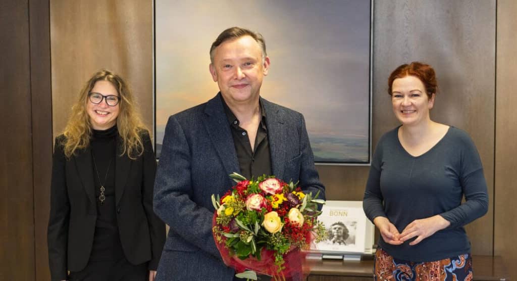 V.l.: Sport- und Kulturdezernentin Dr. Birgit Schneider-Bönninger, Generalintendant Dr. Bernhard Helmich und Oberbürgermeisterin Katja Dörner haben unter 2G+ die Vertragsverlängerung des Generalintendanten im Stadthaus unterzeichnet. Thilo Beu/Stadt Bonn