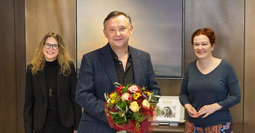 V.l.: Sport- und Kulturdezernentin Dr. Birgit Schneider-Bönninger, Generalintendant Dr. Bernhard Helmich und Oberbürgermeisterin Katja Dörner haben unter 2G+ die Vertragsverlängerung des Generalintendanten im Stadthaus unterzeichnet. Thilo Beu/Stadt Bonn