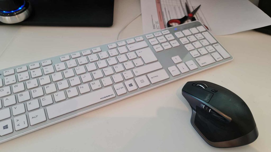 Tastatur, Mouse und eine Schere