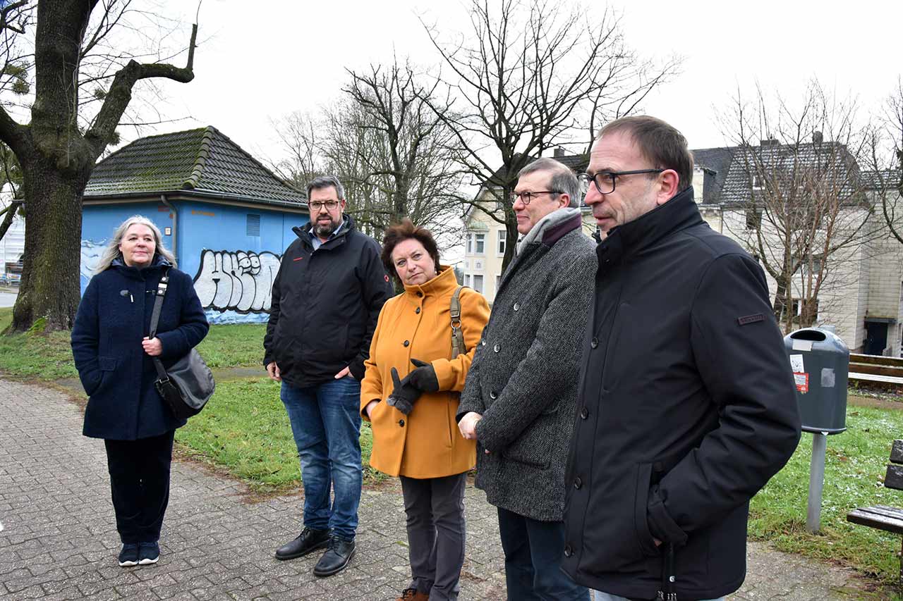 Großes Expertenwissen: Elfi Buchkremer, Abteilungsleiterin Umweltvorsorgeplanung des Fachbereichs Klima und Umwelt, Andreas Schulz, Leiter Baumpflege des Stadtbetriebs, Ilse Stollenwerk, Geschäftsbereichsleiterin Grün- und Freiflächenpflege des Stadtbetriebs, Klaus Meiners, Leiter des Fachbereichs Klima und Umwelt, und Heiko Thomas, Dezernent für Klima und Umwelt, Stadtbetrieb und Gebäude, im Gespräch.