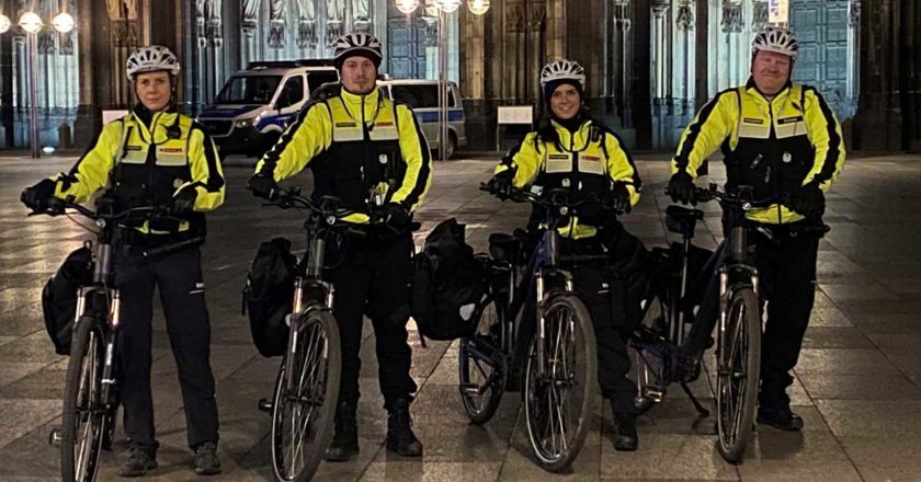 Fahrradstaffel Ordnungsamt Köln vor dem Kölner Dom