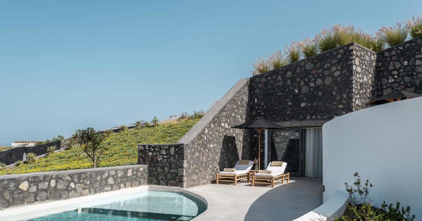 Auf dem Foto sehen Sie eine Terrasse mit zwei Liegestühlen an einem Pool