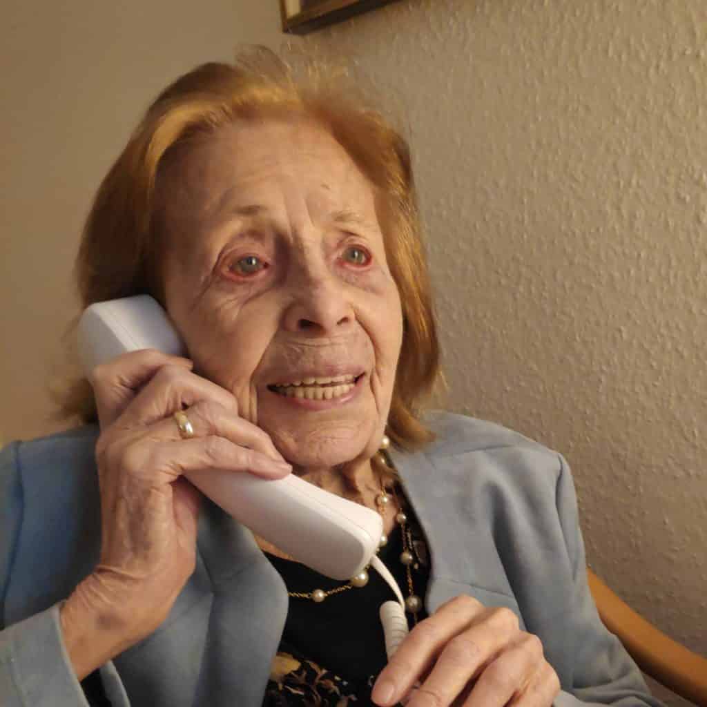 Auf dem Foto hat die älteste Kölnerin mit 106 Jahren hat eienen Telefonhörer in der Hand und telefoniert