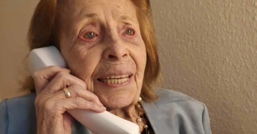 Auf dem Foto hat die älteste Kölnerin mit 106 Jahren hat eienen Telefonhörer in der Hand und telefoniert