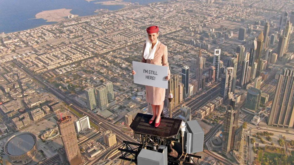 Emirates Flugbegleiterin auf dem Burj Khalifa mit A380 Flugzeug