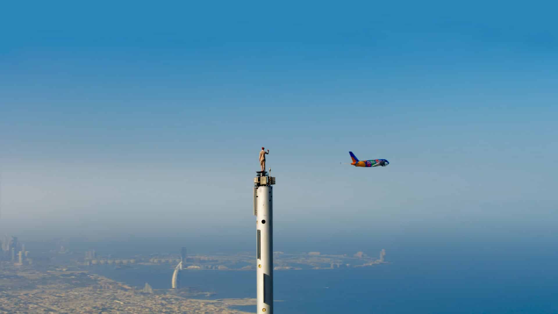 Emirates Flugbegleiterin auf dem Burj Khalifa mit A380 Flugzeug