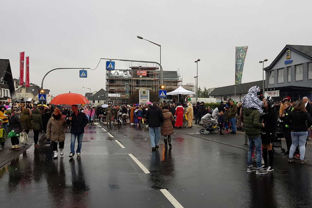 Menschen stehen auf der Strasse nach Strassenkarneval