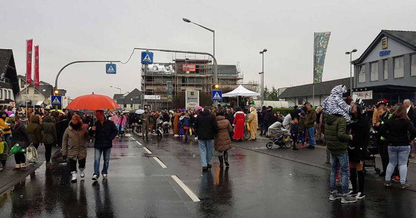Menschen stehen auf der Strasse nach Strassenkarneval