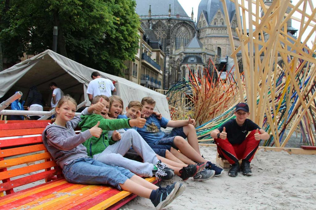 Auf dem Foto sehen Sie die Kinder am Achimedischen Sandkasten