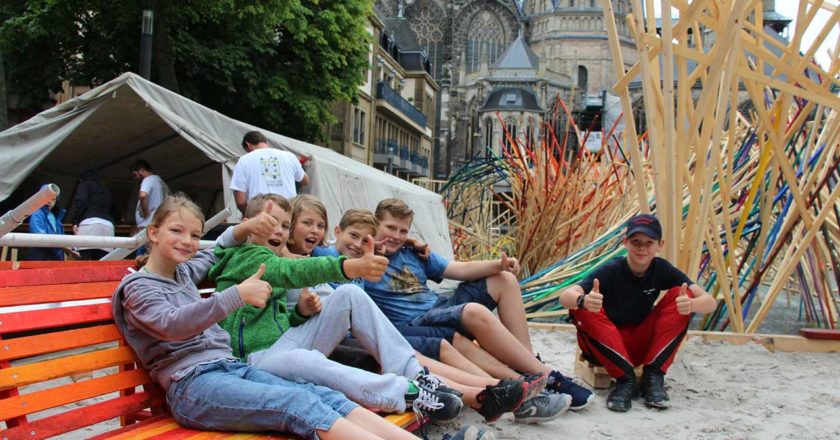 Auf dem Foto sehen Sie die Kinder am Achimedischen Sandkasten