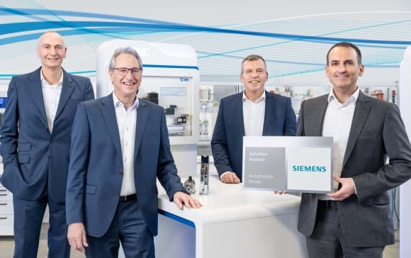 Gemeinsam die optimalen Lösungen für alle Anwendungen finden (v.l.n.r.): Andreas Gronau, Solution Partner Manager bei Siemens, und Wolfgang Karges, Vertriebsingenieur von Siemens, freuen sich auf die Zusammenarbeit mit Ralf Laber, Geschäftsführer von SMC, und Pascal Borusiak, Director Business Operations bei SMC.