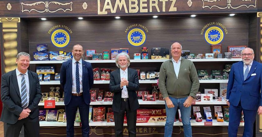 Auf dem Foto sehen Sie den Vorstand des ECKC und sein neuer Preisträger Prof. Hermann Bühlbecker auf dem Lambertz-Messestand im Rahmen der ISM 2022