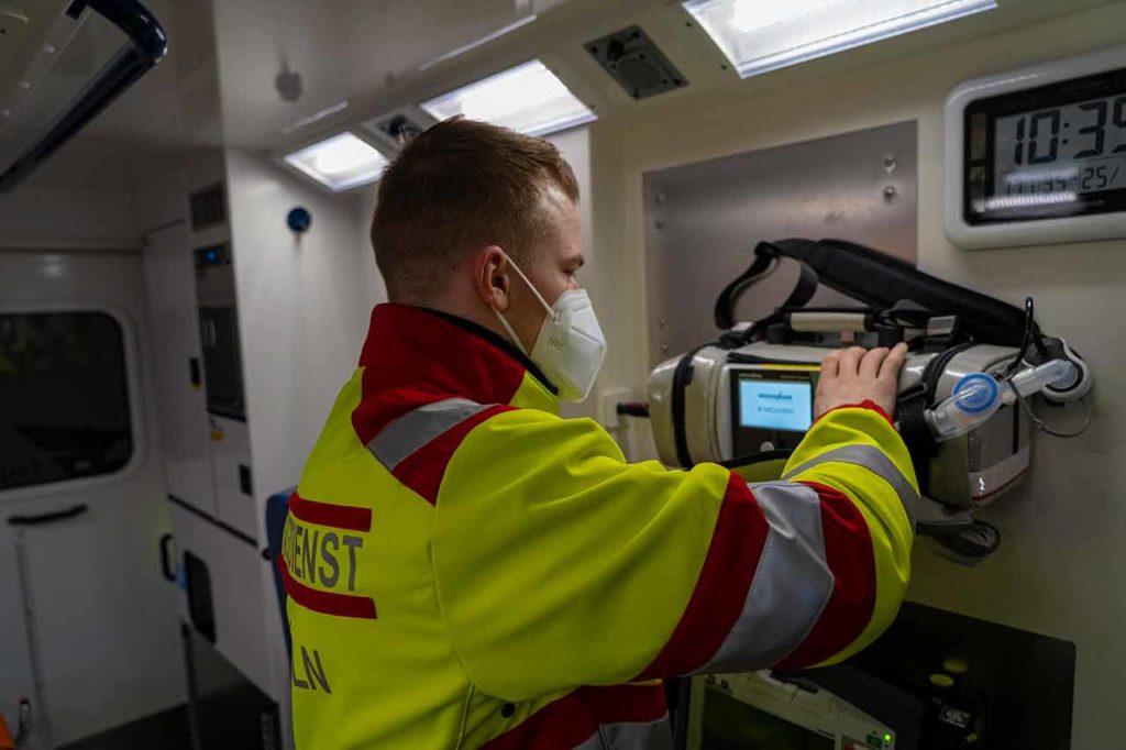 Auf dem Foto sehen Sie wie ein Rettungsdienstmitarbeiter das neue Beatmungsgerät in Betrieb genommen wird