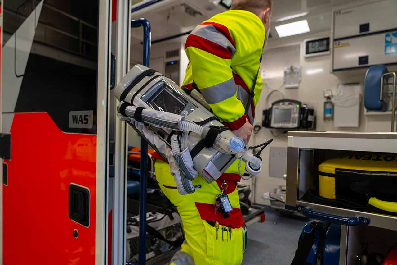 Das neue Beatmungsgerät ist deutlich leichter als das Vorgängermodell und wird von einem Rettungsdienstmitarbeiter auf der Schulter getragen