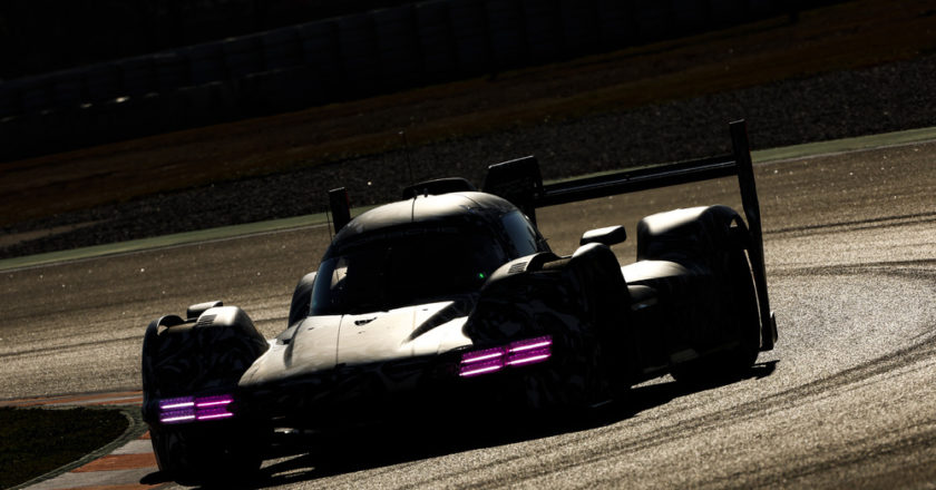 Auf dem Foto sehen Sie den Porsche LMDh