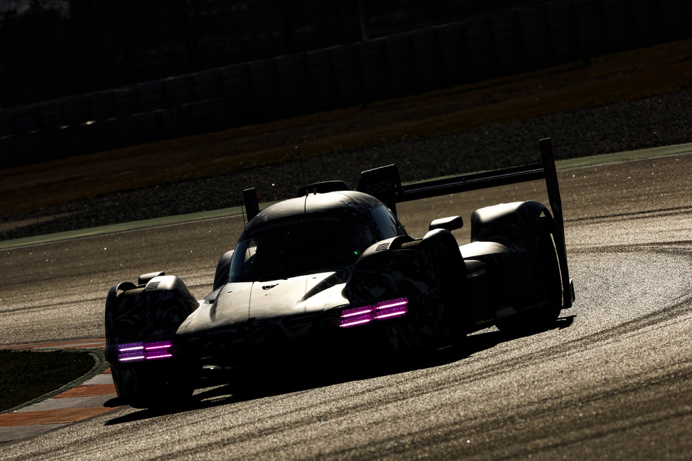 Auf dem Foto sehen Sie den Porsche LMDh