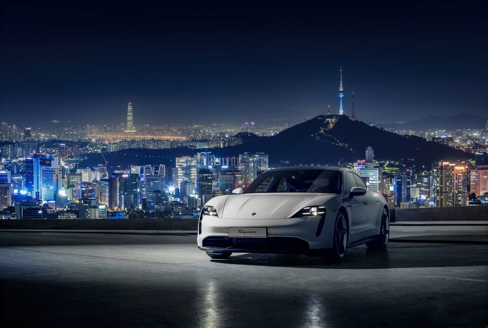 Auf dem Foto sieht man einen Porsche Tycan mit Skyline