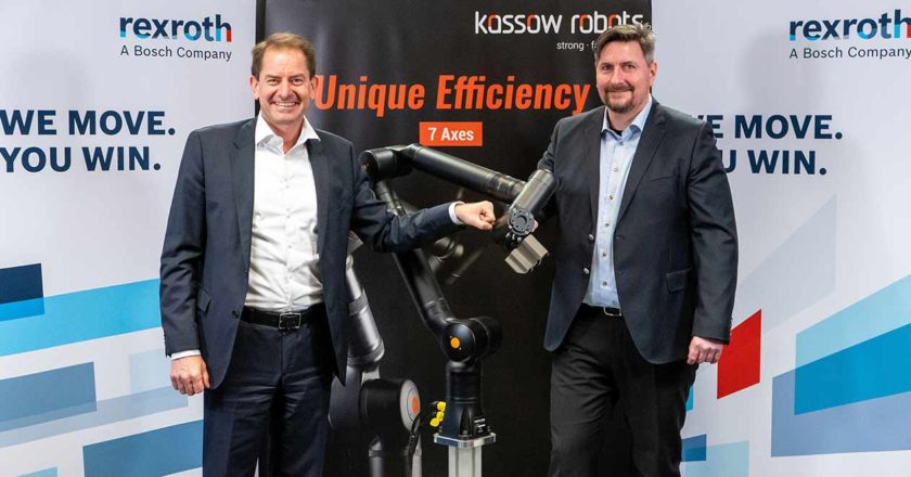 Auf dem Foto sehen Sie Dr. Marc Wucherer (links), Mitglied des Vorstands von Bosch Rexroth, und Kristian Kassow, Geschäftsführer und Miteigentümer von Kassow Robots, unterzeichneten die geplante Transaktion in Kopenhagen (Dänemark)