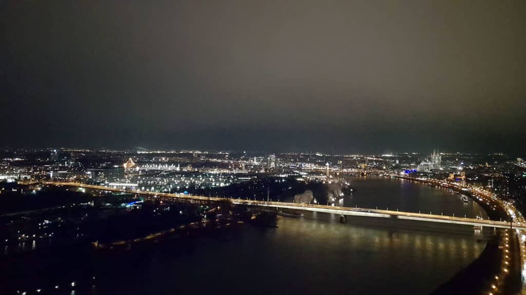 Auf dem Foto sieht man Köln von Oben mit Kölner Dom