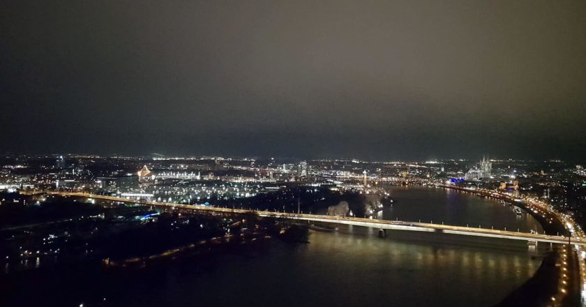 Auf dem Foto sieht man Köln von Oben mit Kölner Dom