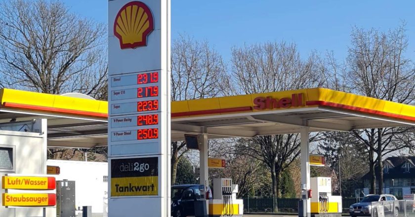 Auf dem Foto sehen Sie eine Tankstelle im März 2022