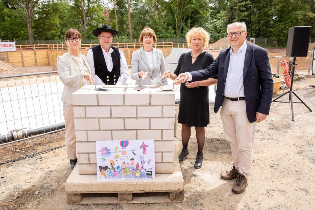 (v.l.n.r.) Petra Rinnenburger (Gebäudewirtschaft), Andreas Vohs (Polier beim Generalunternehmen Züblin), Oberbürgermeisterin Henriette Reker, Schulleiterin Renate Hartenstein und Architekt Prof. Klaus Legner bei der symbolischen Grundsteinlegung.