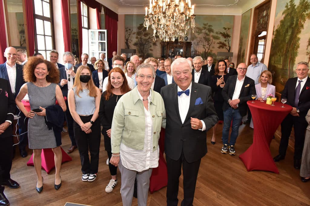 Auf dem Foto sehen Sie Oberbürgermeisterin Sibylle Keupen und Ehrenringträger Georg Helg mit den Gästen der Ehrenringverleihung im Festsaal des Couven-Museums