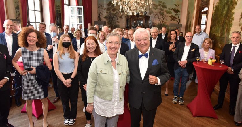 Auf dem Foto sehen Sie Oberbürgermeisterin Sibylle Keupen und Ehrenringträger Georg Helg mit den Gästen der Ehrenringverleihung im Festsaal des Couven-Museums