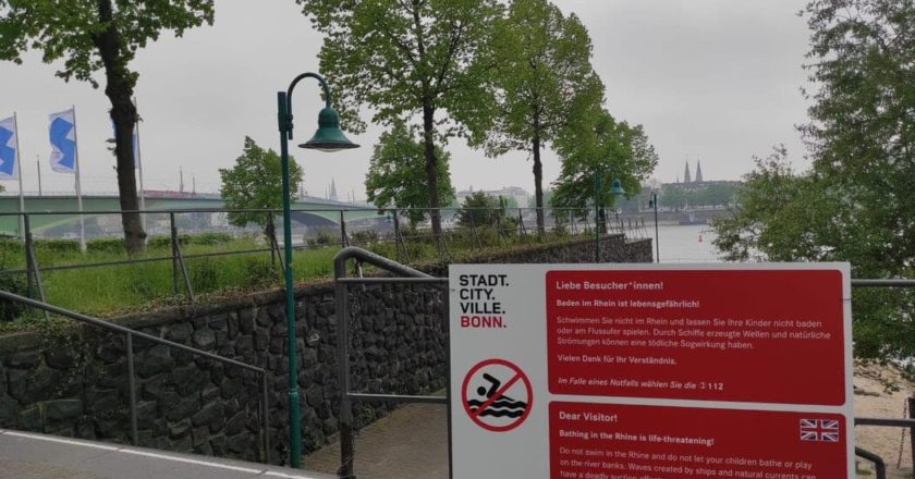 Auf dem Foto sehen Sie eins der neuen großformatigen Schilder am Rheinufer in Bonn