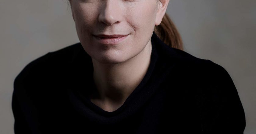 Auf dem Foto sehen Sie Elena Tzavara